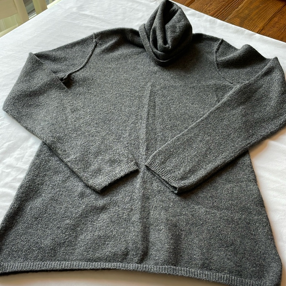 Women’s Gap Roll-neck Grey Sweater in EUC!